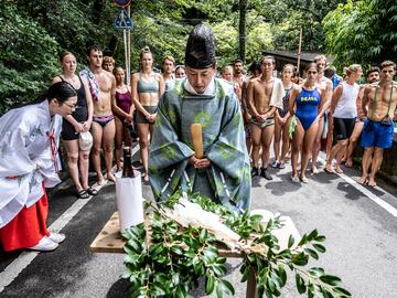 Descubre los mejores saltos desde la plataforma de 27 metros en Takachiho durante los primeros días de competición de la cuarta parada de la Serie Mundial Red Bull Cliff Diving 2023. En la foto, los clavadistas (al fondo) observan un ritual tradicional de purificación antes del comienzo. 