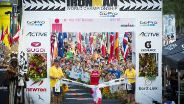 Daniela Ryf cruzando la linea de meta en primera posición en el Ironman World Championships Kona, 2015