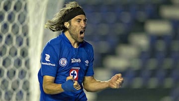 Mariano Pavone festeja su gol.