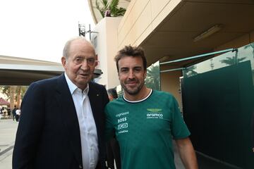 El rey Juan Carlos I posa junto a Fernando Alonso en Bahréin.