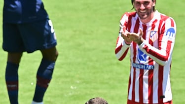 El colegiado revisa la acción del gol que anuló al Atlético.