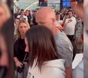 Aficionados de la Roma increparon al árbitro Anthony Taylor en el aeropuerto de Budapest