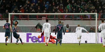 Fernando Torres marca el 1-3 de penalti.