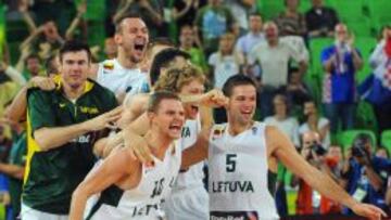 EXULTANTES. Los Lavrinovic, Motiejunas, Seibutis, Kuzminskas y Kalnietis celebran el pase a la final.