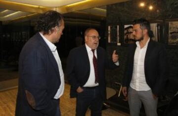 Alfredo Rela?o charla con Rub谷n de la Barrera y Felipe Llamazares.