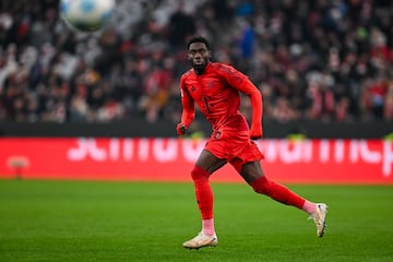 El canadiense sigue dando largas al Bayern en su intento por renovar su contrato. Su continuidad no parece segura, la ¨²ltima oferta lanzada desde M¨²nich no satisface las pretensiones del lateral, a pesar que desde Alemania aseguraban que estaba pr¨¢cticamente hecho. El culebr¨®n Davies escribe sus ¨²ltimas p¨¢ginas mientras Madrid y Bayern esperan el veredicto final. El futuro del canadiense est¨¢ m¨¢s abierto que nunca. El Madrid se relame.