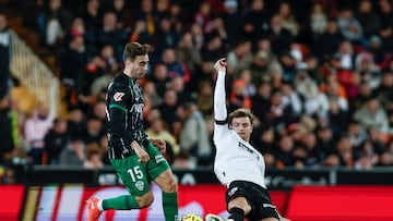VALENCIA, 10/01/2026.- El delantero argentino del Valencia Lucas Beltrán pelea un balón ante el defensa del Elche Álvaro Núñez (i) durante el partido de la jornada 19 de LaLiga EA Sports que disputan el Valencia CFy el Elche CF este sábado, en el estadio de Mestalla. EFE/ Biel Aliño