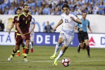 Cavani conduce el balón.