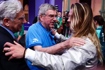 El abrazo entre el presidente del COI, Thomas Bach, y Olga Kharlan. 