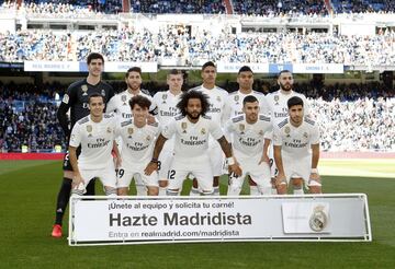 Fila de arriba: Courtois, Sergio Ramos, Kroos, Varane, Casemiro, Carvajal.
Fila de abjo: Lucas Vázquez, Odriozola, Marcelo, Caballos y Asensio.