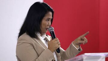 AME3476. LIMA (PER&Uacute;), 19/07/2021.- La candidata derechista peruana Keiko Fujimori habla durante una rueda de prensa hoy en Lima (Per&uacute;). La candidata derechista peruana Keiko Fujimori anunci&oacute; este lunes que reconocer&aacute; los resultados del balotaje presidencial que la enfrent&oacute; el pasado 6 de junio con el izquierdista Pedro Castillo y que ser&aacute;n proclamados en las pr&oacute;ximas horas por el Jurado Nacional de Elecciones (JNE). EFE/Paolo Aguilar