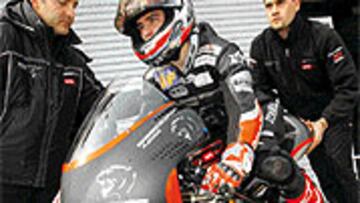 <b>EL FAVORITO.</B> El joven Álvaro Bautista buscará el título de 125cc.