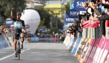 Peter Sagan, corredor del Team Bora, de Eslovaquia, celebra su victoria al cruzar la línea de meta en la décima etapa de la carrera ciclista Giro de Italia 2020, una etapa de 177 kilómetros entre Lanciano y Tortoreto.