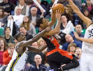 DeMar DeRozan, jugador de Toronto Raptors, trata de anotar ante Marvin Williams, de Utah Jazz.