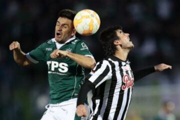 El jugador del Santiago Wanderers Paulo Rosales (i) disputa el balón Gustavo Mencia (d), de Libertad.