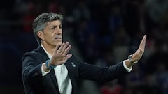 Real Sociedad's Spanish coach Imanol Alguacil gestures on the sidelines during the UEFA Champions League group D football match between Real Sociedad and SL Benfica at the Reale Arena stadium in San Sebastian on November 8, 2023. (Photo by CESAR MANSO / AFP)
