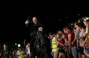 La ciudad menorquina de Ciutadella vibró con los 'Jocs des Pla', una tradición que cada año aglutina a más gente en las fiestas de Sant Joan.