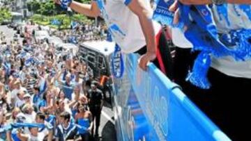 <b>FIESTA TOTAL. </b>Los aficionados del Tenerife se echaron a la calle ayer para celebrar con la plantilla de Oltra el regreso a Primera División.