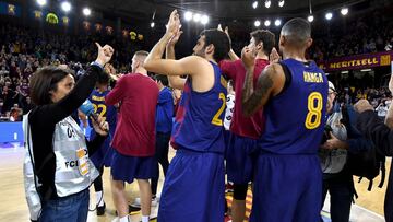 Los jugadores del Barcelona saludan al público