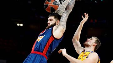 GRAF7269. VITORIA, 11/12/2019.- El pívot francés del Kirolbet Baskonia Vincent Poitier (i), y el pívot checo del Herbalife Gran Canaria Ondrej Balvin en una jugada del partido correspondiente a la jornada de la Euroliga de baloncesto disputado hoy en el pabellón Fernando Buesa de Vitoria. EFE/David Aguilar