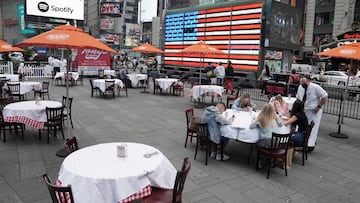 A server talks to a table of guests at a pop up restaurant set up in Times Square for &#039;Taste of Times Square Week&#039; during the coronavirus disease (COVID-19) pandemic in the Manhattan borough of New York City, New York, U.S., October 23, 2020. RE