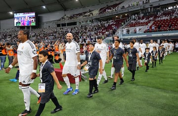 Raúl Bravo, Antonio Núñez Tena y Edwin Congo saliendo al terreno de juego del Khalifa Stadium de Doha.