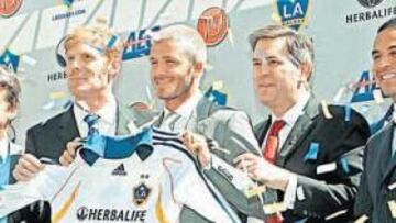 <b>NUEVO GALÁCTICO. </b>Beckham se mostró sonriente en todo momento. Arriba, posando con la camiseta de su nuevo equipo.