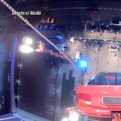 Marta Jiménez hace puenting dentro de un coche colgado de una grúa gigante