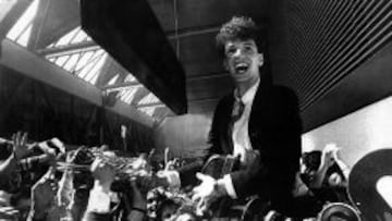 Drazen Petrovic es llevado en volandas por la afición de la Cibona en el aeropuerto de Zagreb tras ganar la Copa de Europa al Madrid en 1985.