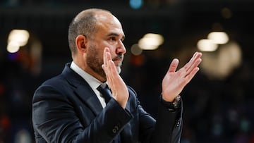El entrenador del Real Madrid, Chus Mateo, durante el partido de Euroliga de baloncesto que Real Madrid y Olympiacos disputan este jueves en el Wizink Center.