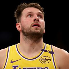 LeBron injured, Lakers stumble