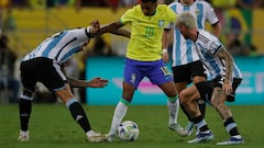 EVE5208. RÍO DE JANEIRO (BRASIL), 21/11/2023.- Rodrygo (c) de Brasil disputa el balón con de Rodrigo De Paul (d) Argentina hoy, en un partido de las eliminatorias para la Copa Mundo de Fútbol de 2026 en el estadio Maracaná en Río de Janeiro (Brasil). EFE/ Andre Coelho
