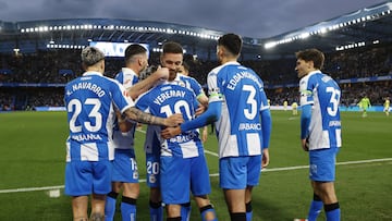 Los jugadores del Depor celebran el gol de Yeremay.