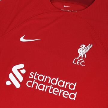 Liverpool presentó su nueva camiseta para la temporada 2022/23.