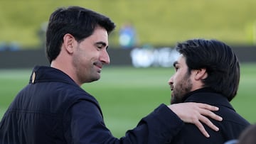 Soccer Football - UEFA Women's Champions League - Quarter Finals - First Leg - Real Madrid v FC Barcelona - Real Madrid Sports City, Madrid, Spain - March 25, 2026 FC Barcelona Pere Romeu with Real Madrid coach Pau Quesada REUTERS/Alejandro Martinez Velez