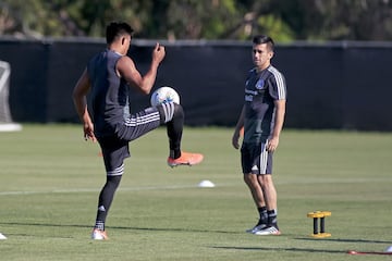 En una reciente entrevista con Fox Sports, el defensa de 1.63 metros declaró lo siguiente: “Con Juan Carlos Osorio estuve esperando oportunidades o por lo menos de tener chance de mostrarme y no la tuve por un tema físico, pero al final me quedé tranquilo y jugué esos cuatro años sabiendo que no iba a ser convocado”.
Fernando Navarro formó parte del equipo de Gerardo Martino para afrontar la Copa Oro 2019, pero no ha aparecido en recientes convocatorias.