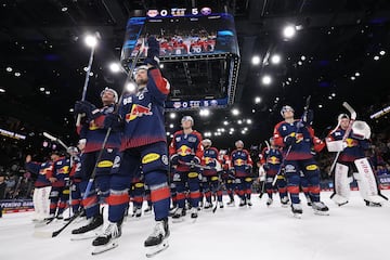 A pesar de que el f¨²tbol es el deporte mayoritario de la ciudad, el hockey tiene grandes adeptos en M¨²nich. Su equipo es el EHC Red Bull M¨¹nchen, es miembro de la Deutsche Eishockey Liga, el nivel m¨¢s alto de juego del hockey sobre hielo profesional alem¨¢n.