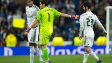 Casillas agarra a Isco ante Varane.