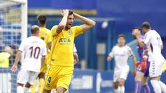 Esteban Burgos se lamenta de una ocasi&oacute;n fallada en el partido entre Tenerife y Albacete.