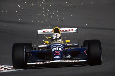 El Williams FW14B, una criatura diseñada y pensada por Patrick Head, Adrian Newey y Eghbal Hamidy, fue el coche más avanzado tecnológicamente de su época, a principios de los 90. Utilizaba ya el cambio semiautomático con levas implementado por Ferrari en 1989 y además incorporó todo tipo de ayudas: suspensión activa que mantenía la altura del coche estable, control de tracción, ABS… Todo un prodigio de tecnología que culminó con el Mundial de Mansell en 1992.