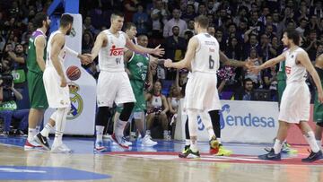 Willy Hernang&oacute;mez celebra una acci&oacute;n con Taylor, Nocioni y Llull. Detr&aacute;s Fran V&aacute;zquez, su sustituto en el Real Madrid.