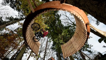 El rider de BMX Kriss Kyle tira un wallride curvado en MTB en el bosque durante su v&iacute;deo Out of season en Meifod, Gales, el 10 de noviembre del 2020. 