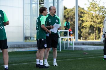 Rafa Benítez durante un entrenamiento en la Ciudad Deportiva Afouteza.