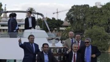 <b>EN BARCO. </b>El alcalde Juan Ignacio Zoido, Albert Costa y José Luis Escañuela, al frente de la tripulación.