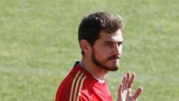 RÉCORD. Casillas ya es el portero español que suma más partidos imbatido, 57, tras superar a Andoni Zubizarreta en el triunfo de España sobre Estonia (3-0).