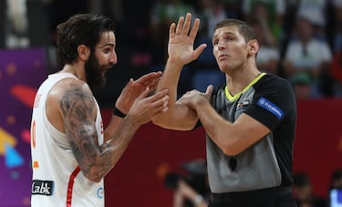 Ricky Rubio dialogando con el colegiado. 