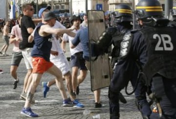 Brutal images of warring football fans in Marseille