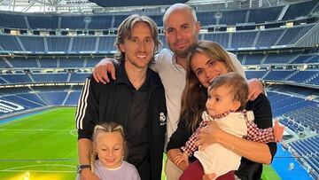 Luka Modric posa con su familia y con su agente, Borja Couce.