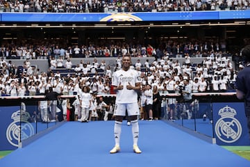 Mbappé posa para los fotógrafos. 

