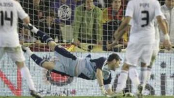 <b>CLAVE. </b>Casillas es el principal culpable de la racha blanca en la Copa. En la imagen, su paradón a Iniesta en la final de Mestalla.